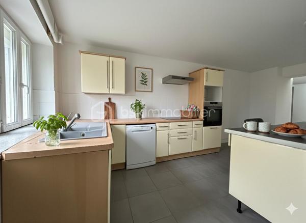 BSK Immobilier - Anaïs ALVAREZ, vous propose cet appartement 2 pièces de 73 m², en rez-de-chaussée avec jardin privatif d’environ 30 m² 

Situé au cœur d’une ancienne bâtisse en pierre de taille, rénovée en 2019, ce bien rare offre le charme de l’ancien allié au confort contemporain. 
Dans une petite copropriété de seulement 4 lots principaux, vous profiterez d’un environnement calme et convivial, à seulement quelques minutes des commodités et des axes principaux.

L’appartement, bénéficie d’une toiture, charpente et couverture neuves en 2025. 
Une cuisine spacieuse ouverte sur un vaste salon/sélour. 
De nombreux rangements viennent compléter ce bien fonctionnel et chaleureux.
À l’extérieur, vous profiterez d’un agréable jardin privatif d’environ 30 m². 
Une place de parking privative complète ce bien. 
Les faibles charges de copropriété en font également une opportunité idéale pour un premier achat ou un investissement patrimonial.

À visiter sans tarder !
Contactez-nous dès aujourd’hui pour découvrir ce bien coup de cœur et laissez-vous séduire par le charme de la pierre et la douceur de vivre à Haux.