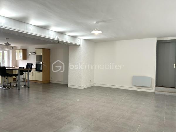 BSK Immobilier - Anaïs ALVAREZ, vous propose cet appartement 2 pièces de 73 m², en rez-de-chaussée avec jardin privatif d’environ 30 m² 

Situé au cœur d’une ancienne bâtisse en pierre de taille, rénovée en 2019, ce bien rare offre le charme de l’ancien allié au confort contemporain. 
Dans une petite copropriété de seulement 4 lots principaux, vous profiterez d’un environnement calme et convivial, à seulement quelques minutes des commodités et des axes principaux.

L’appartement, bénéficie d’une toiture, charpente et couverture neuves en 2025. 
Une cuisine spacieuse ouverte sur un vaste salon/sélour. 
De nombreux rangements viennent compléter ce bien fonctionnel et chaleureux.
À l’extérieur, vous profiterez d’un agréable jardin privatif d’environ 30 m². 
Une place de parking privative complète ce bien. 
Les faibles charges de copropriété en font également une opportunité idéale pour un premier achat ou un investissement patrimonial.

À visiter sans tarder !
Contactez-nous dès aujourd’hui pour découvrir ce bien coup de cœur et laissez-vous séduire par le charme de la pierre et la douceur de vivre à Haux.