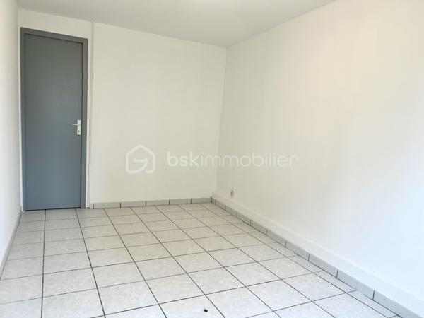 BSK Immobilier - Anaïs ALVAREZ, vous propose cet appartement 2 pièces de 73 m², en rez-de-chaussée avec jardin privatif d’environ 30 m² 

Situé au cœur d’une ancienne bâtisse en pierre de taille, rénovée en 2019, ce bien rare offre le charme de l’ancien allié au confort contemporain. 
Dans une petite copropriété de seulement 4 lots principaux, vous profiterez d’un environnement calme et convivial, à seulement quelques minutes des commodités et des axes principaux.

L’appartement, bénéficie d’une toiture, charpente et couverture neuves en 2025. 
Une cuisine spacieuse ouverte sur un vaste salon/sélour. 
De nombreux rangements viennent compléter ce bien fonctionnel et chaleureux.
À l’extérieur, vous profiterez d’un agréable jardin privatif d’environ 30 m². 
Une place de parking privative complète ce bien. 
Les faibles charges de copropriété en font également une opportunité idéale pour un premier achat ou un investissement patrimonial.

À visiter sans tarder !
Contactez-nous dès aujourd’hui pour découvrir ce bien coup de cœur et laissez-vous séduire par le charme de la pierre et la douceur de vivre à Haux.