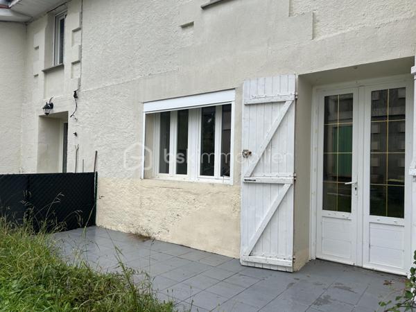 BSK Immobilier - Anaïs ALVAREZ, vous propose cet appartement 2 pièces de 73 m², en rez-de-chaussée avec jardin privatif d’environ 30 m² 

Situé au cœur d’une ancienne bâtisse en pierre de taille, rénovée en 2019, ce bien rare offre le charme de l’ancien allié au confort contemporain. 
Dans une petite copropriété de seulement 4 lots principaux, vous profiterez d’un environnement calme et convivial, à seulement quelques minutes des commodités et des axes principaux.

L’appartement, bénéficie d’une toiture, charpente et couverture neuves en 2025. 
Une cuisine spacieuse ouverte sur un vaste salon/sélour. 
De nombreux rangements viennent compléter ce bien fonctionnel et chaleureux.
À l’extérieur, vous profiterez d’un agréable jardin privatif d’environ 30 m². 
Une place de parking privative complète ce bien. 
Les faibles charges de copropriété en font également une opportunité idéale pour un premier achat ou un investissement patrimonial.

À visiter sans tarder !
Contactez-nous dès aujourd’hui pour découvrir ce bien coup de cœur et laissez-vous séduire par le charme de la pierre et la douceur de vivre à Haux.