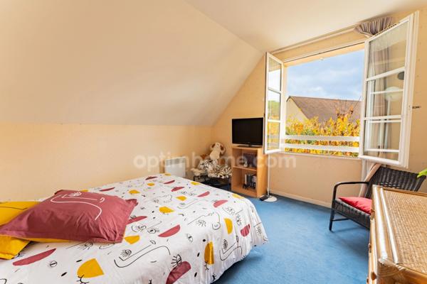 SAINT-PRIX, VAL D’OISE (95) : Propriété de 230 m² habitables (255 m² au sol) - 9 pièces principales - 7 chambres - 3 garages – Piscine – Préau – Abri de jardin - Cave – Parcelle de 1 656 m²