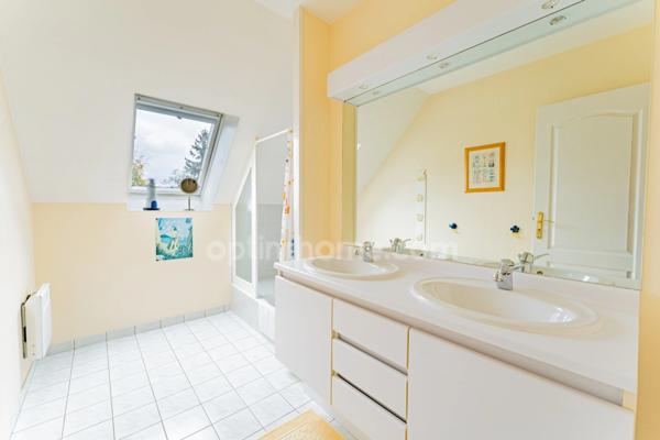 SAINT-PRIX, VAL D’OISE (95) : Propriété de 230 m² habitables (255 m² au sol) - 9 pièces principales - 7 chambres - 3 garages – Piscine – Préau – Abri de jardin - Cave – Parcelle de 1 656 m²