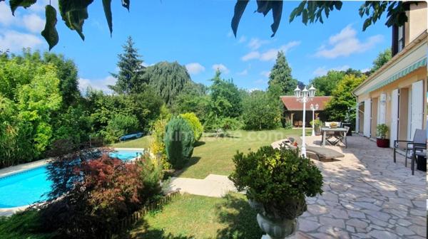 SAINT-PRIX, VAL D’OISE (95) : Propriété de 230 m² habitables (255 m² au sol) - 9 pièces principales - 7 chambres - 3 garages – Piscine – Préau – Abri de jardin - Cave – Parcelle de 1 656 m²