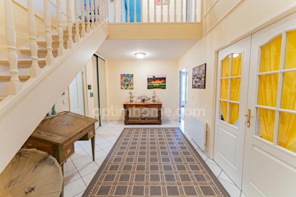 SAINT-PRIX, VAL D’OISE (95) : Propriété de 230 m² habitables (255 m² au sol) - 9 pièces principales - 7 chambres - 3 garages – Piscine – Préau – Abri de jardin - Cave – Parcelle de 1 656 m²