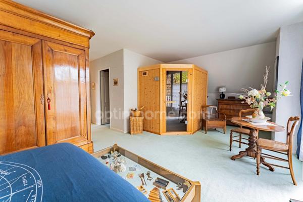 SAINT-PRIX, VAL D’OISE (95) : Propriété de 230 m² habitables (255 m² au sol) - 9 pièces principales - 7 chambres - 3 garages – Piscine – Préau – Abri de jardin - Cave – Parcelle de 1 656 m²