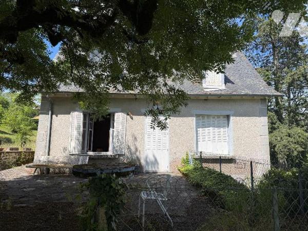 A VENDRE, sur la commune de BARRIAC LES BOSQUETS (Cantal), une charmante maison à rénover compr...