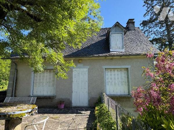 A VENDRE, sur la commune de BARRIAC LES BOSQUETS (Cantal), une charmante maison à rénover compr...