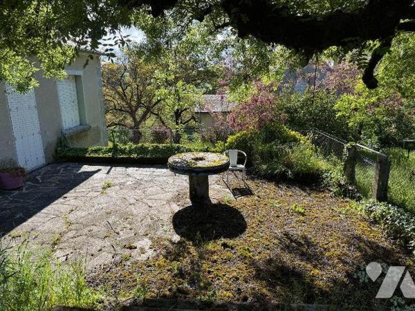 A VENDRE, sur la commune de BARRIAC LES BOSQUETS (Cantal), une charmante maison à rénover compr...