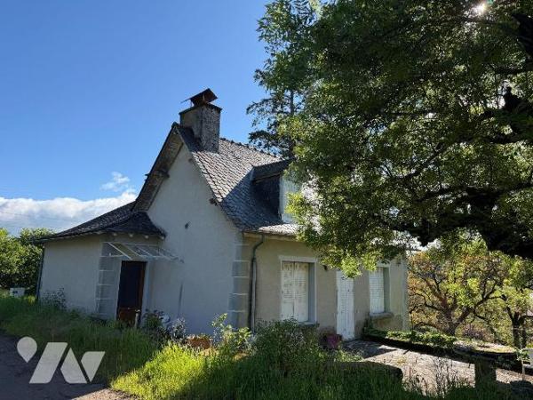 A VENDRE, sur la commune de BARRIAC LES BOSQUETS (Cantal), une charmante maison à rénover compr...