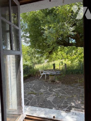 A VENDRE, sur la commune de BARRIAC LES BOSQUETS (Cantal), une charmante maison à rénover compr...