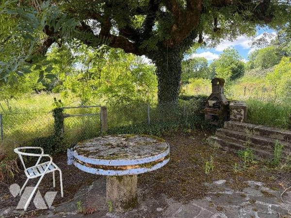 A VENDRE, sur la commune de BARRIAC LES BOSQUETS (Cantal), une charmante maison à rénover compr...