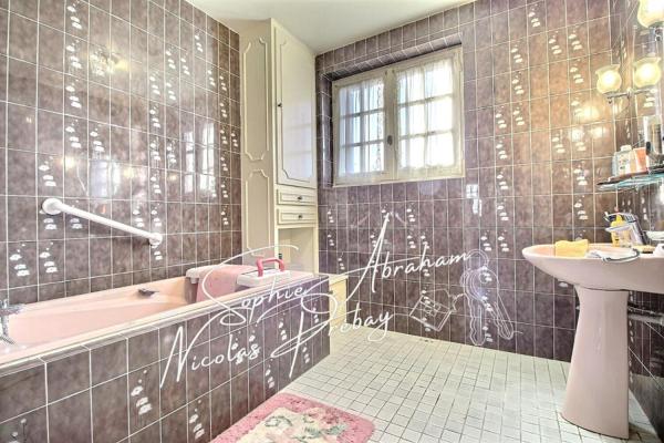 Maison d'Artisan sur sous-sol total avec jardin clos. Ecoles, gare SNCF sur place