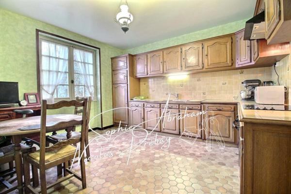 Maison d'Artisan sur sous-sol total avec jardin clos. Ecoles, gare SNCF sur place