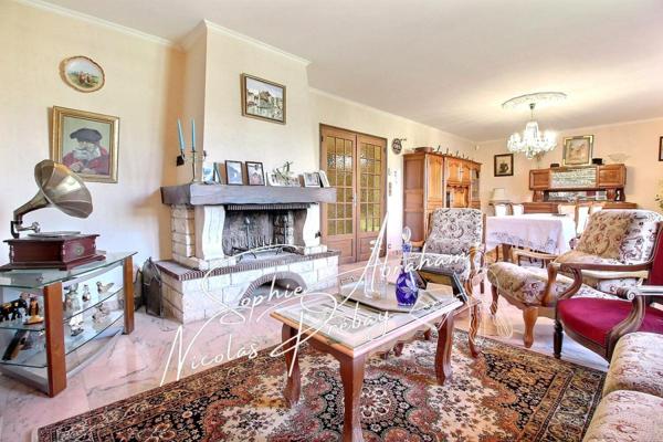 Maison d'Artisan sur sous-sol total avec jardin clos. Ecoles, gare SNCF sur place