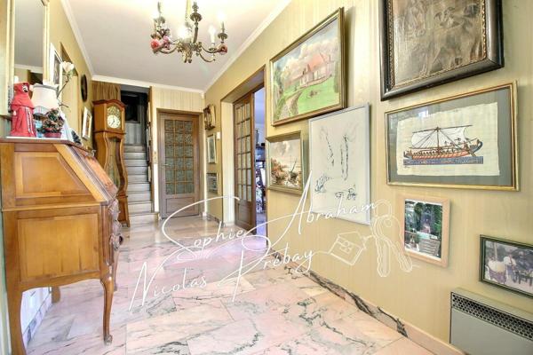 Maison d'Artisan sur sous-sol total avec jardin clos. Ecoles, gare SNCF sur place