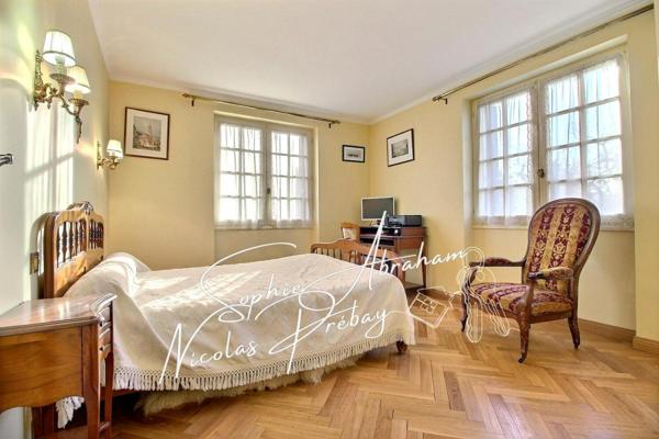 Maison d'Artisan sur sous-sol total avec jardin clos. Ecoles, gare SNCF sur place