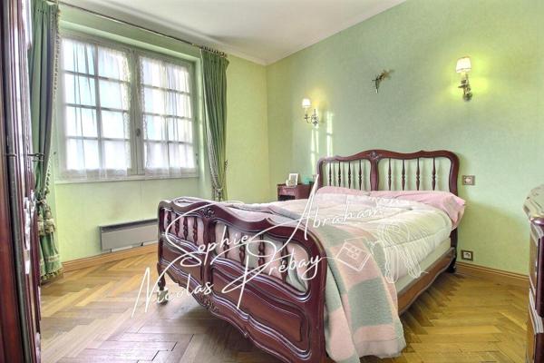 Maison d'Artisan sur sous-sol total avec jardin clos. Ecoles, gare SNCF sur place