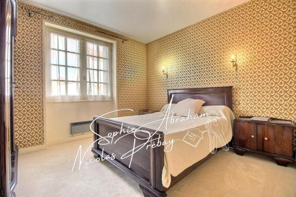 Maison d'Artisan sur sous-sol total avec jardin clos. Ecoles, gare SNCF sur place