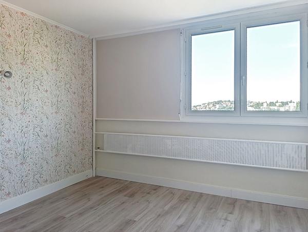 EXCLUSIVITÉ - Saint-Étienne - Appartement T4 de 72,26 m² - 2/3 chambres - Lumineux - 5ème étage - Cave - Stationnement collectif - DPE C - Proche Parc de l'Europe
