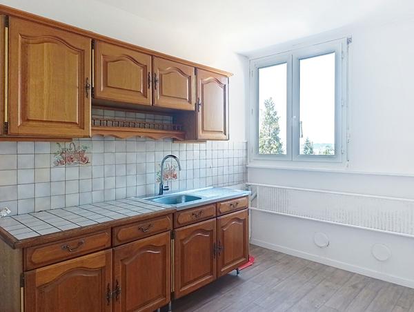 EXCLUSIVITÉ - Saint-Étienne - Appartement T4 de 72,26 m² - 2/3 chambres - Lumineux - 5ème étage - Cave - Stationnement collectif - DPE C - Proche Parc de l'Europe
