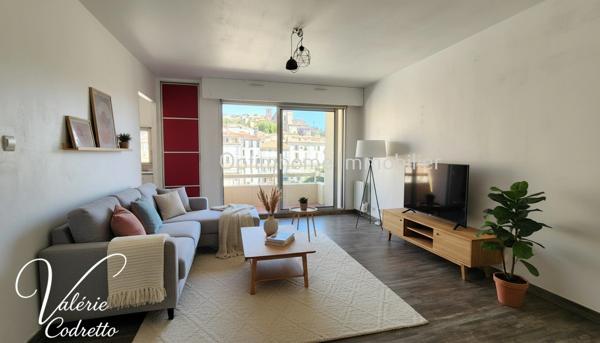 Studio avec terrasse au dernier étage à Hyères Centre – Vue dégagée, cave et faibles charges 83400