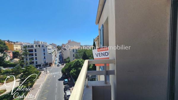 Studio avec terrasse au dernier étage à Hyères Centre – Vue dégagée, cave et faibles charges 83400