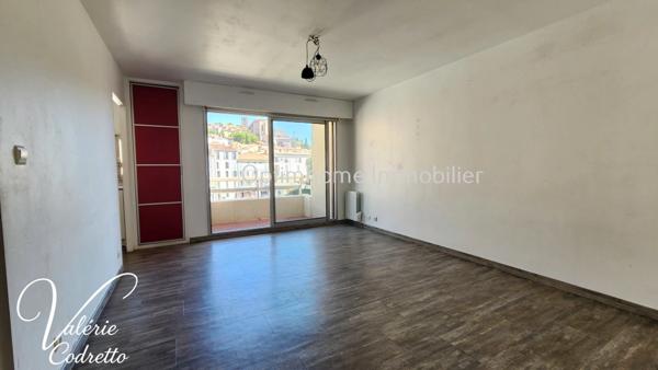 Studio avec terrasse au dernier étage à Hyères Centre – Vue dégagée, cave et faibles charges 83400
