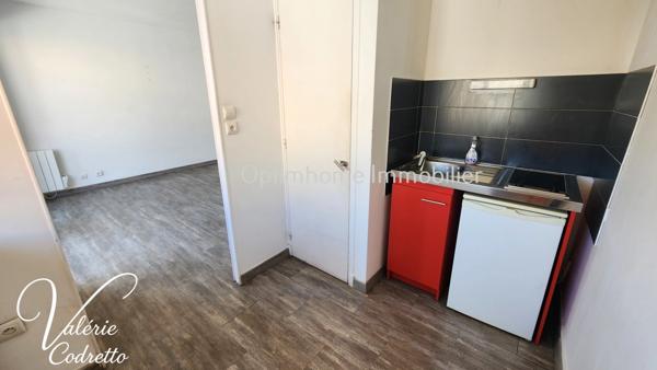 Studio avec terrasse au dernier étage à Hyères Centre – Vue dégagée, cave et faibles charges 83400