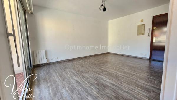 Studio avec terrasse au dernier étage à Hyères Centre – Vue dégagée, cave et faibles charges 83400