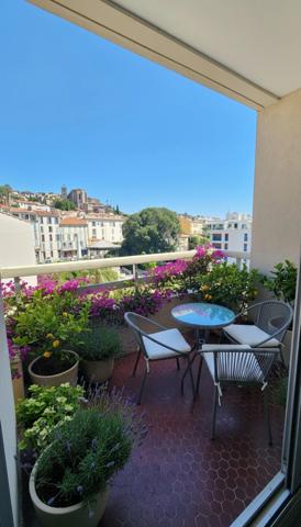Studio avec terrasse au dernier étage à Hyères Centre – Vue dégagée, cave et faibles charges 83400