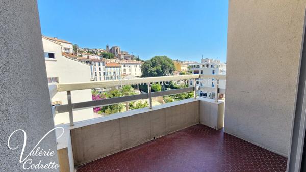 Studio avec terrasse au dernier étage à Hyères Centre – Vue dégagée, cave et faibles charges 83400