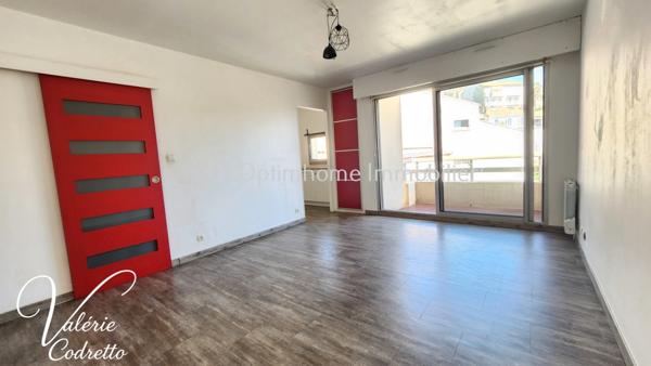 Studio avec terrasse au dernier étage à Hyères Centre – Vue dégagée, cave et faibles charges 83400