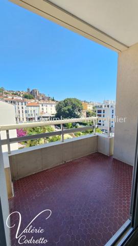 Studio avec terrasse au dernier étage à Hyères Centre – Vue dégagée, cave et faibles charges 83400