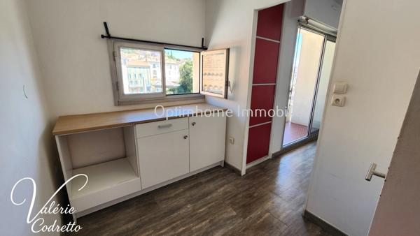 Studio avec terrasse au dernier étage à Hyères Centre – Vue dégagée, cave et faibles charges 83400