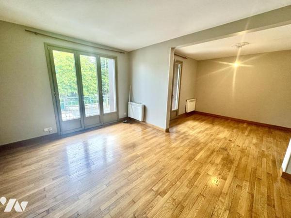 À VENDRE – APPARTEMENT T4 LUMINEUX AVEC 2 BALCONS & PARKING – SAINT-CHÉLY-D'APCHER
