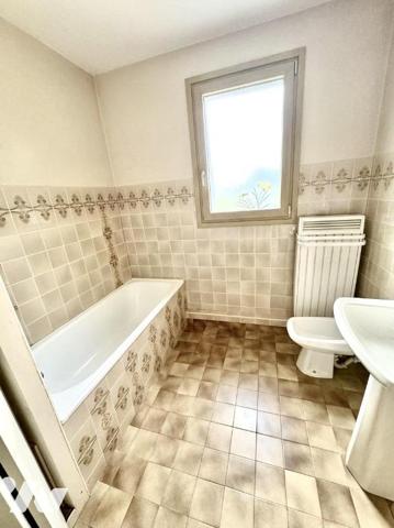 À VENDRE – APPARTEMENT T4 LUMINEUX AVEC 2 BALCONS & PARKING – SAINT-CHÉLY-D'APCHER
