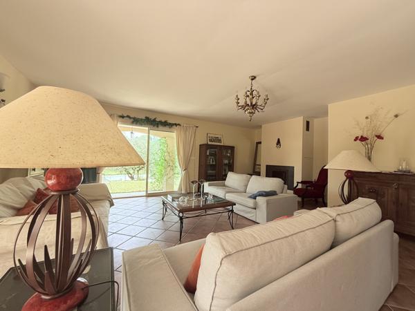 Sommières (30250) Sommières ,MAUVALAT, Maison de type T5 sur 1445 M2 de terrain et studio indépendant de 25 M2