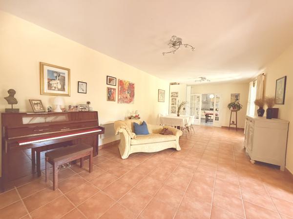 Sommières (30250) Sommières ,MAUVALAT, Maison de type T5 sur 1445 M2 de terrain et studio indépendant de 25 M2