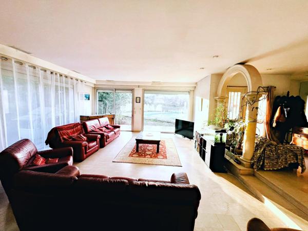 Maison à vendre    6 pièces •  Saint-Genis-Laval