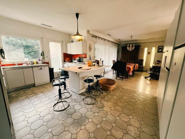 Maison à vendre    6 pièces •  Saint-Genis-Laval