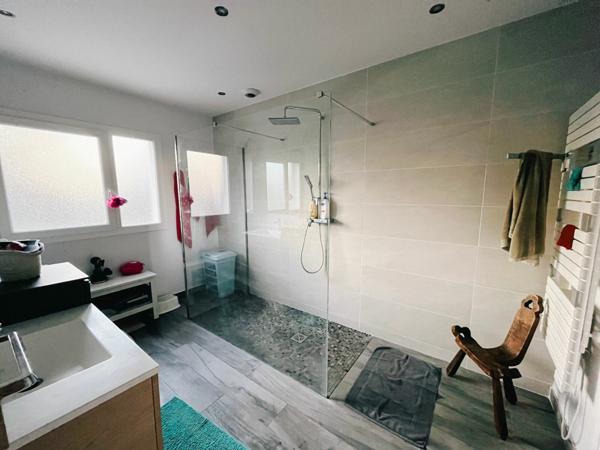 Maison à vendre    6 pièces •  Saint-Genis-Laval