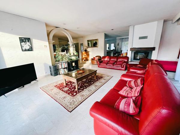 Maison à vendre    6 pièces •  Saint-Genis-Laval