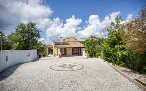 Maison à vendre    5 pièces • 10 149 m2 Fréjus