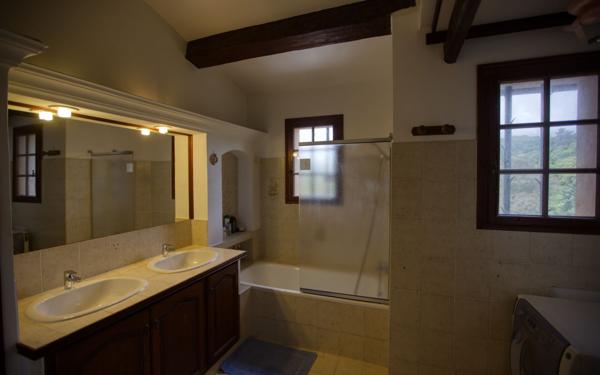 Maison à vendre    5 pièces • 10 149 m2 Fréjus