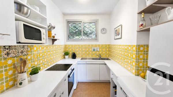 Appartement F3 à vendre  3 pièces - 61,97 m 2   LE LAVANDOU  - 83