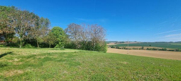 Terrain plat au calme à Marignac avec vue dégagée.