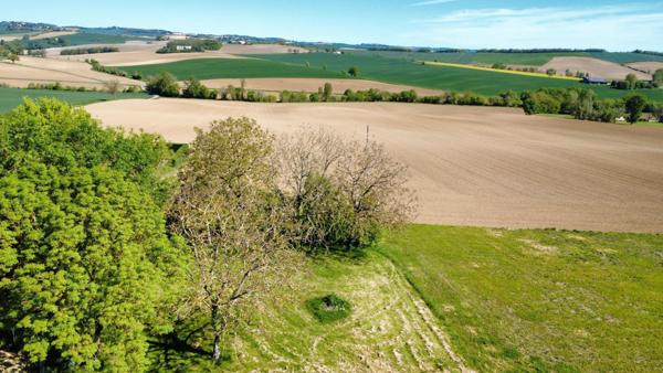 Terrain plat au calme à Marignac avec vue dégagée.
