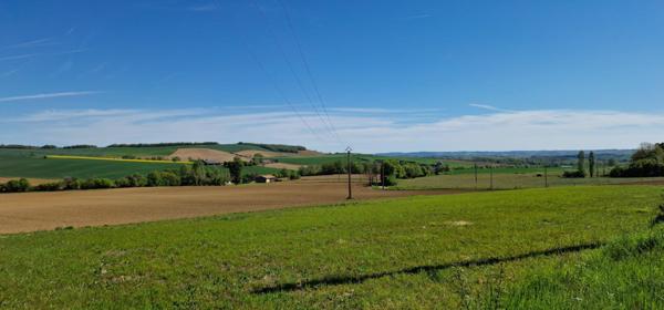 Terrain plat au calme à Marignac avec vue dégagée.