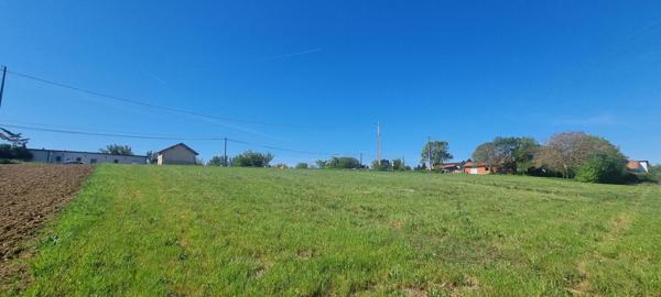 Terrain plat au calme à Marignac avec vue dégagée.