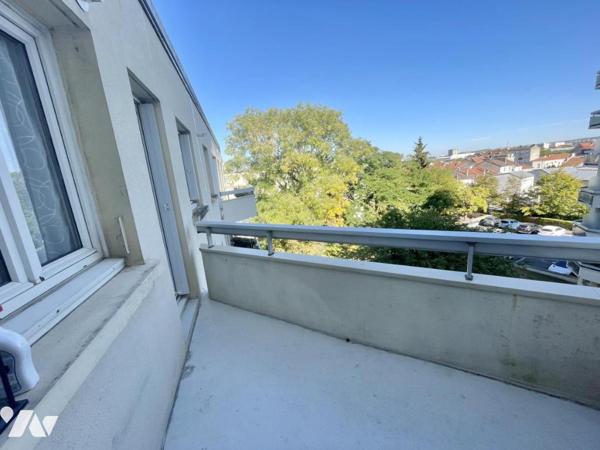 Appartement 3 pièces avec balcon, parking et cave.